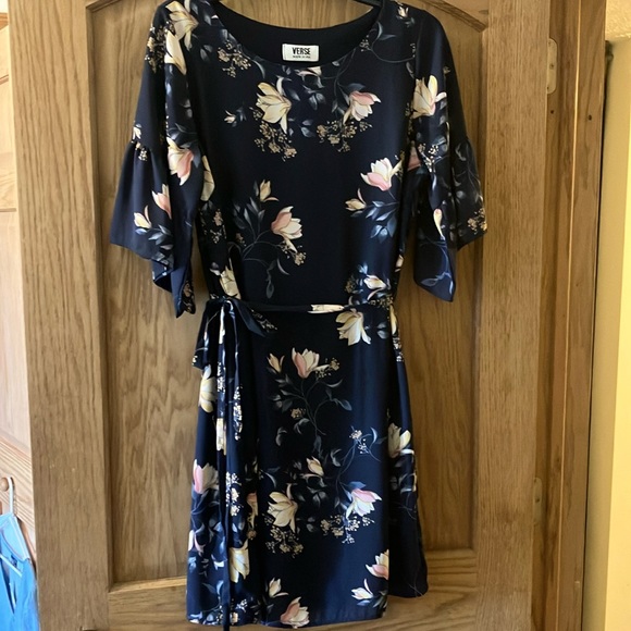 Verse Dresses & Skirts - Navy floral knee-length dress
